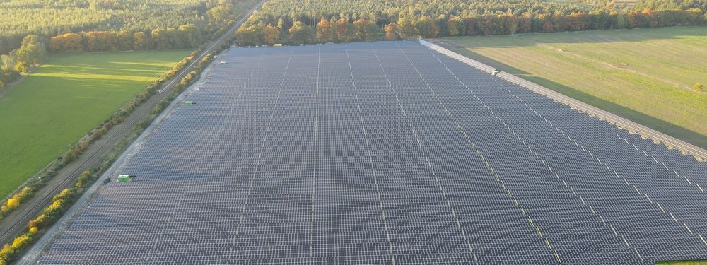 Luftaufnahme des Solarparks Nochten