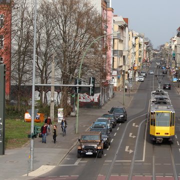 Geschäftsstraße mit Tram